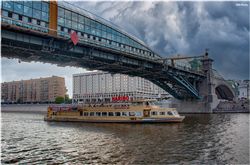 Плывем под метромостом