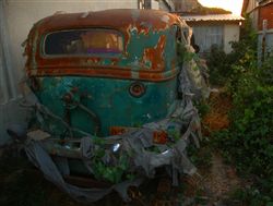 Старая машина во дворе.
